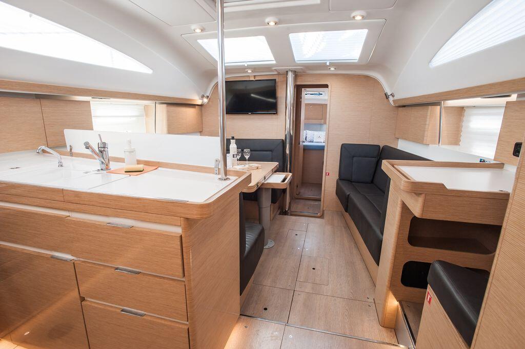 Sailing yacht 