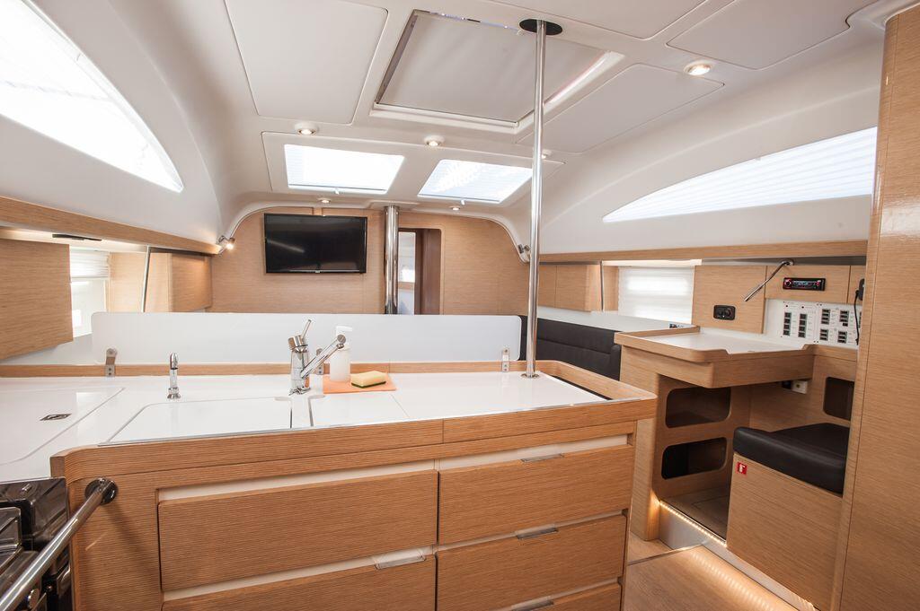 Sailing yacht 