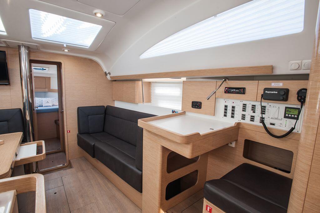 Sailing yacht 
