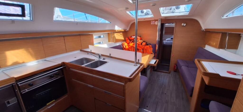 Sailing yacht 