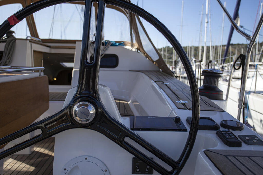 Sailing yacht 
