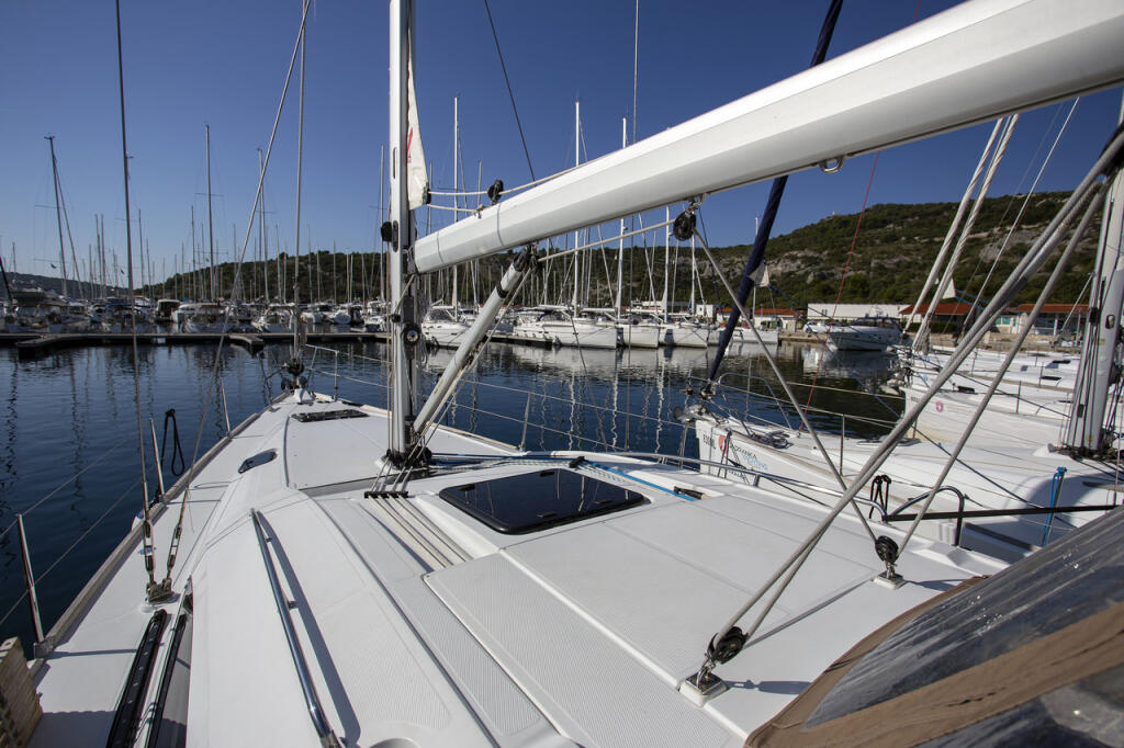 Sailing yacht 