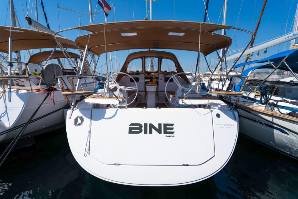 Sailing yacht 