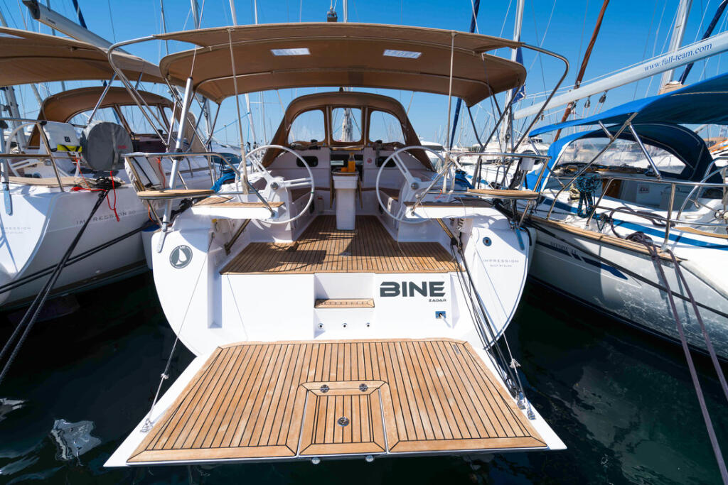 Sailing yacht 