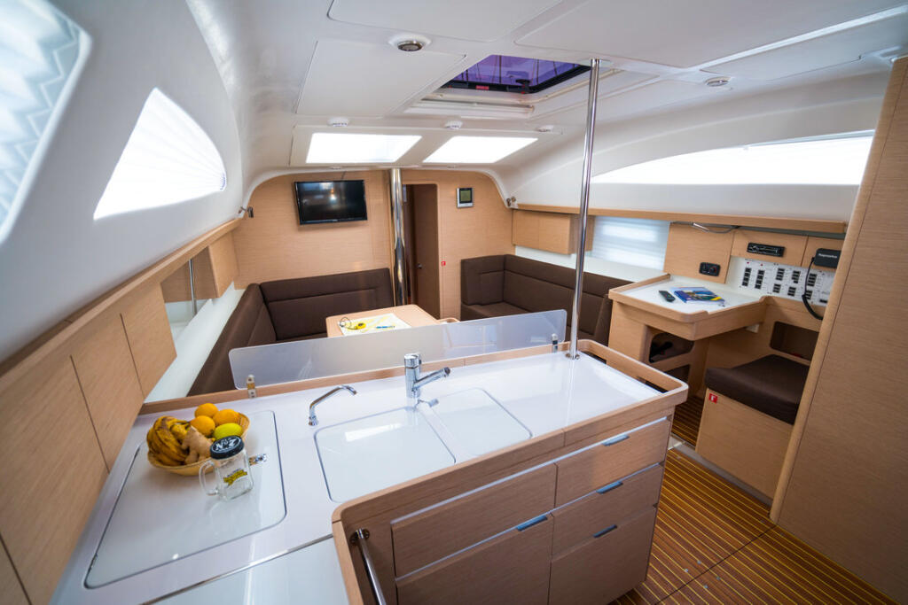 Sailing yacht 