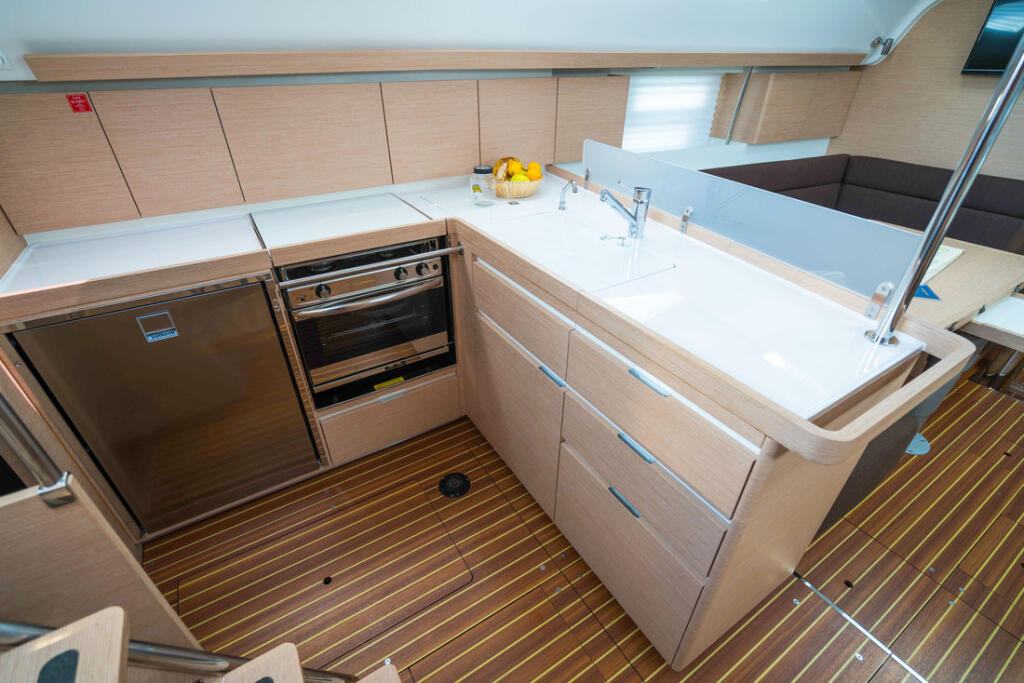 Sailing yacht 