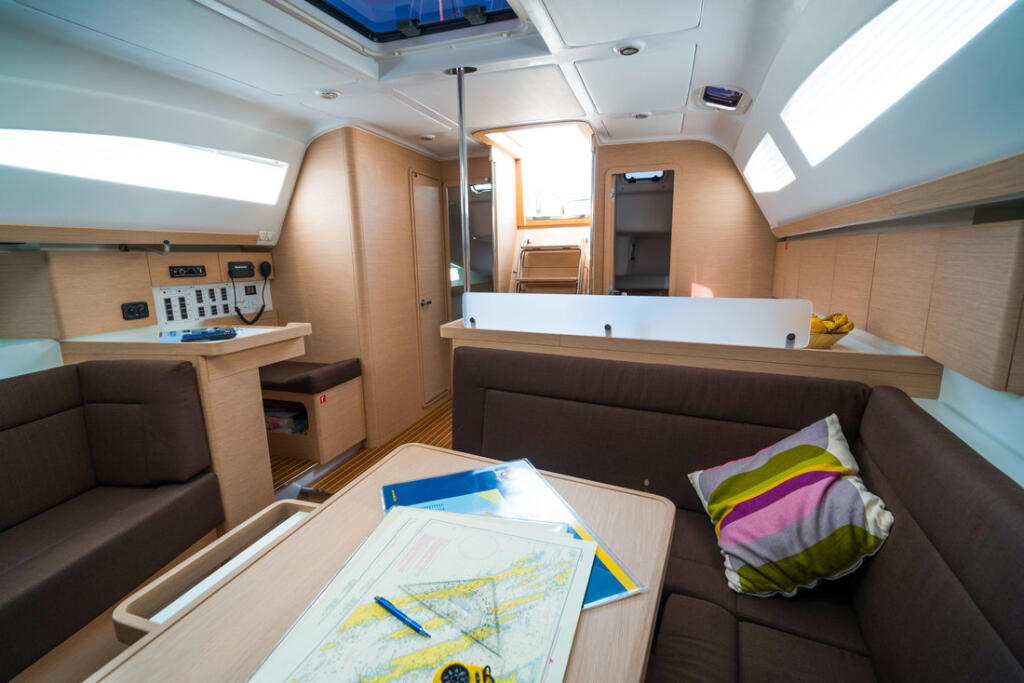 Sailing yacht 