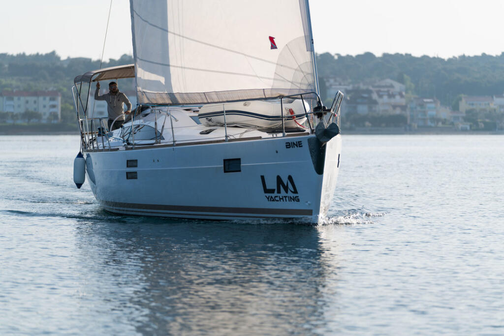 Sailing yacht 