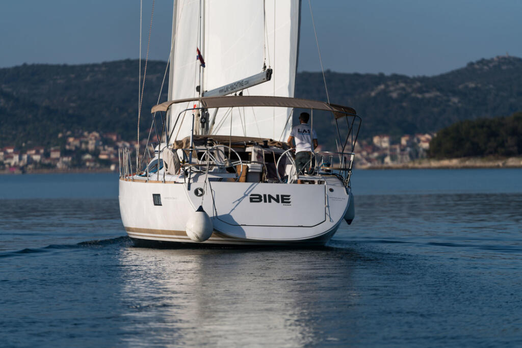 Sailing yacht 