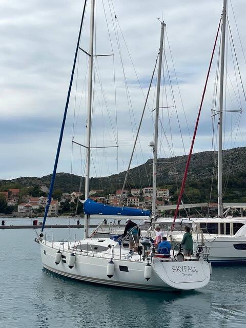 Sailing yacht 