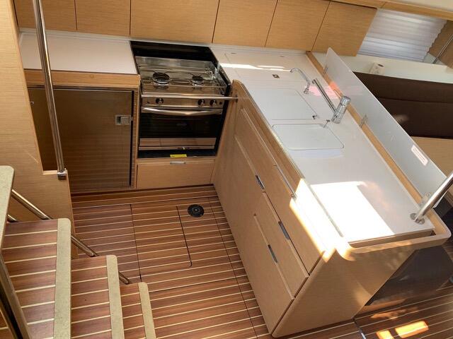 Sailing yacht 