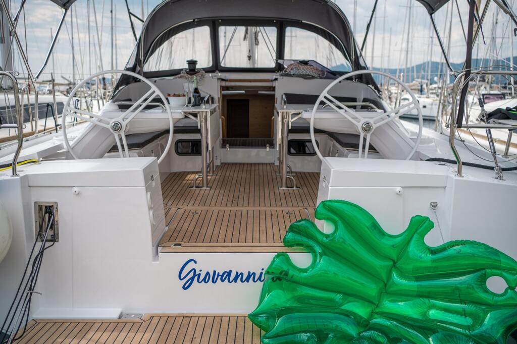 Sailing yacht 