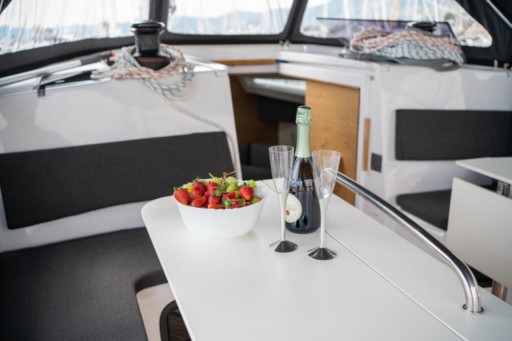 Sailing yacht 