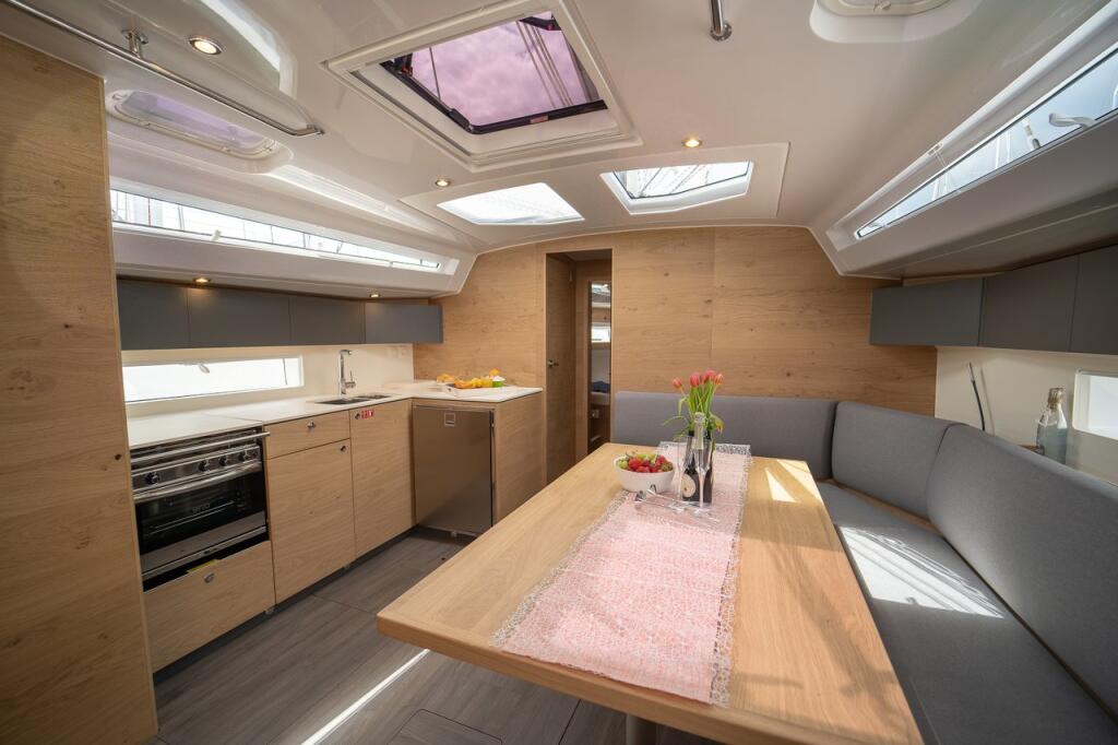 Sailing yacht 