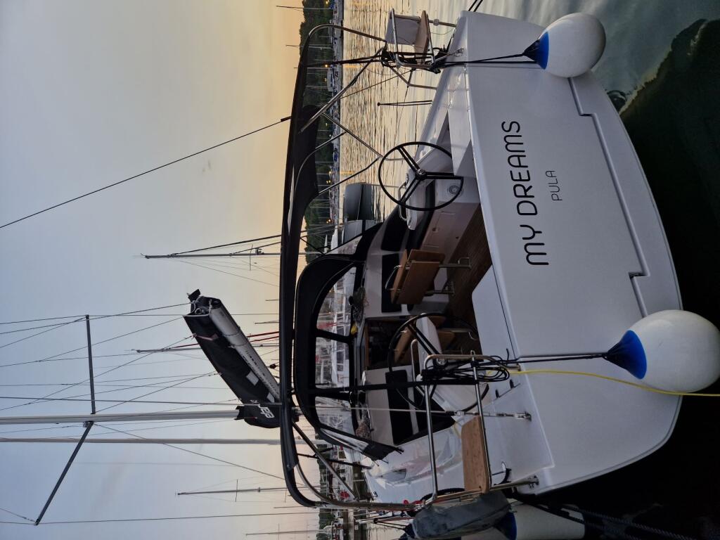 Sailing yacht 