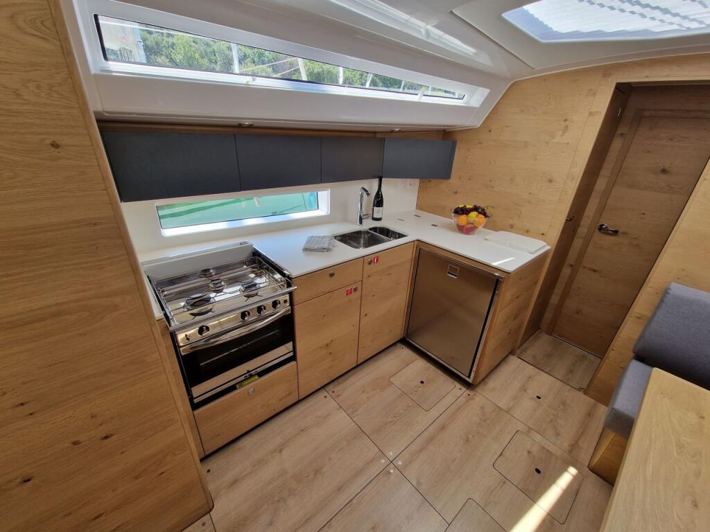 Sailing yacht 