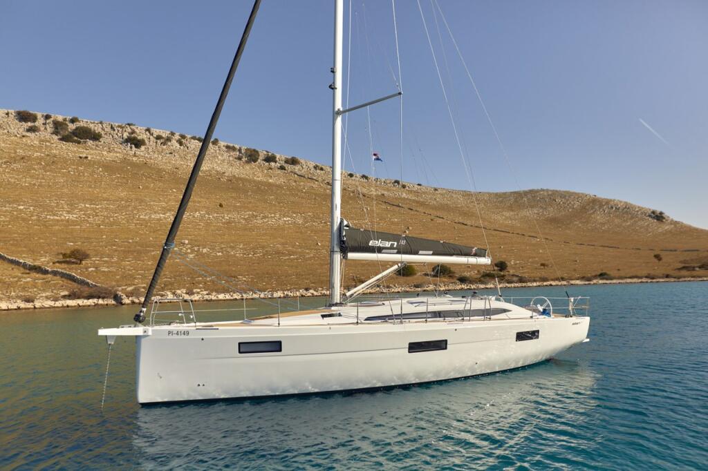 Sailing yacht 
