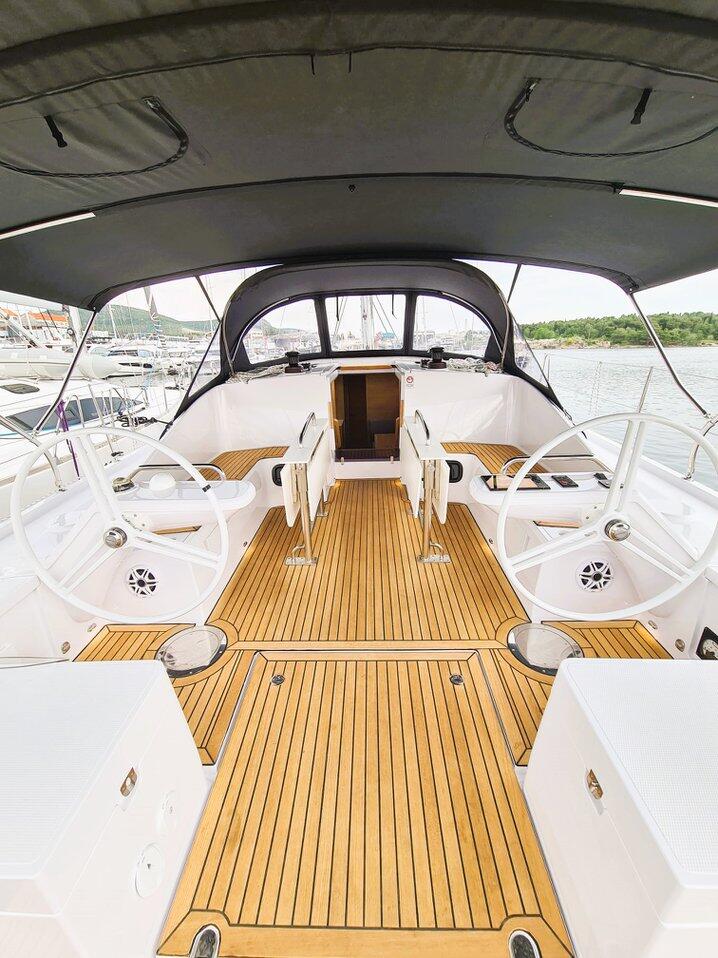 Sailing yacht 