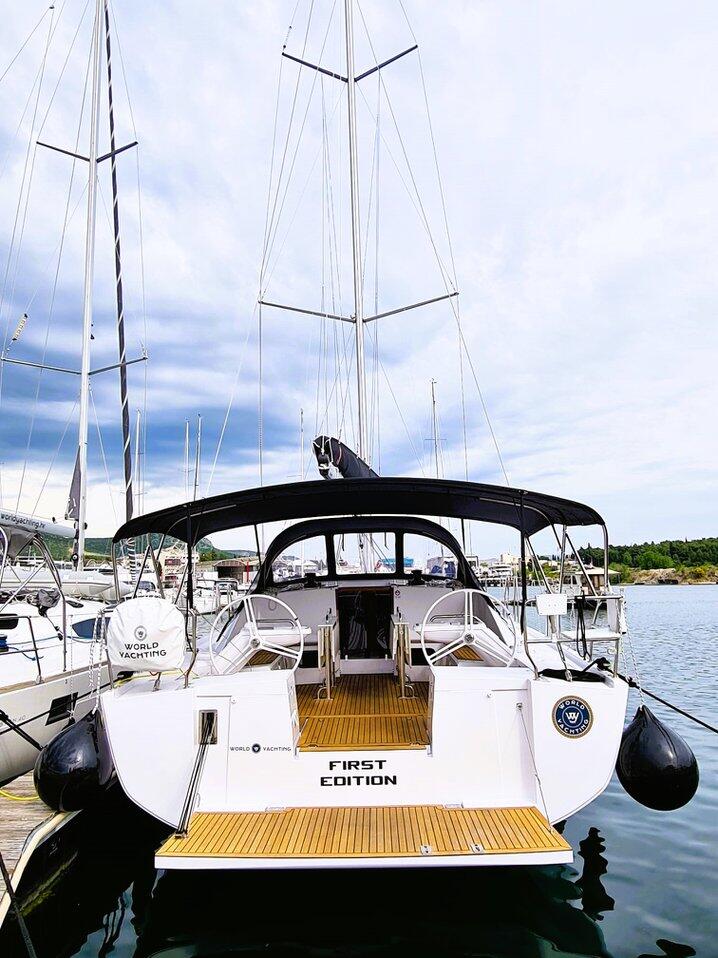 Sailing yacht 