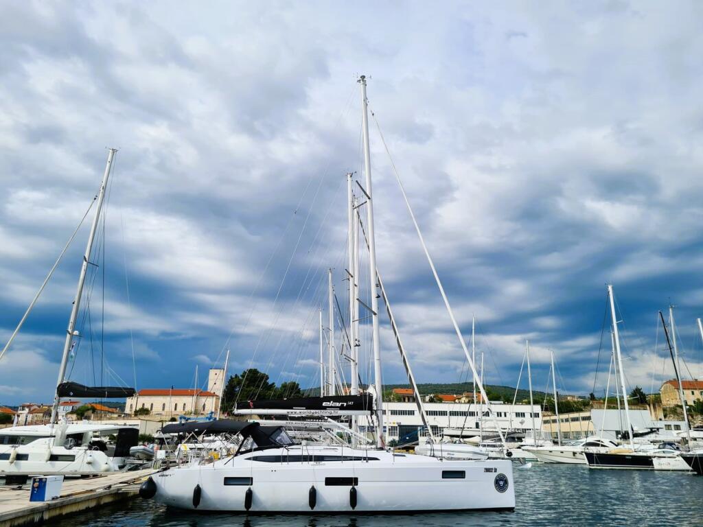 Sailing yacht 