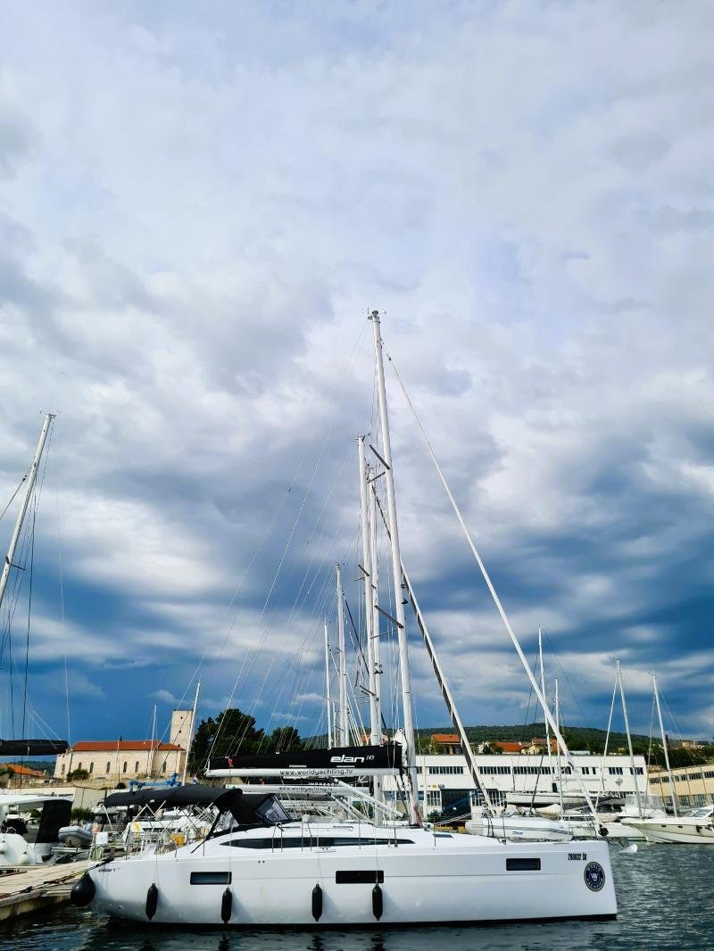 Sailing yacht 