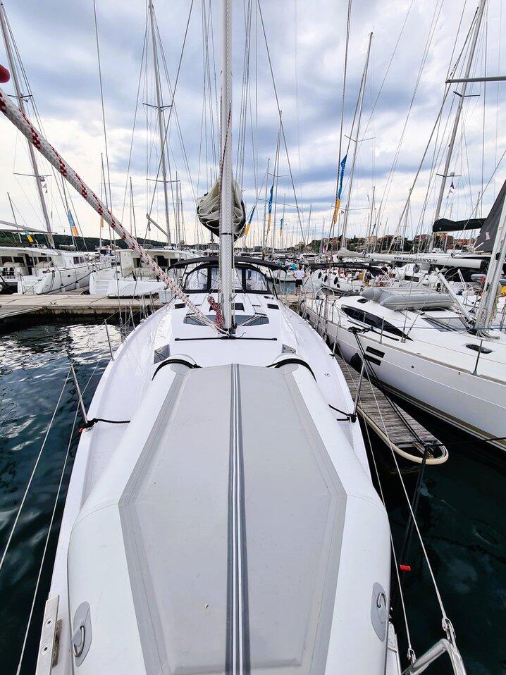 Sailing yacht 