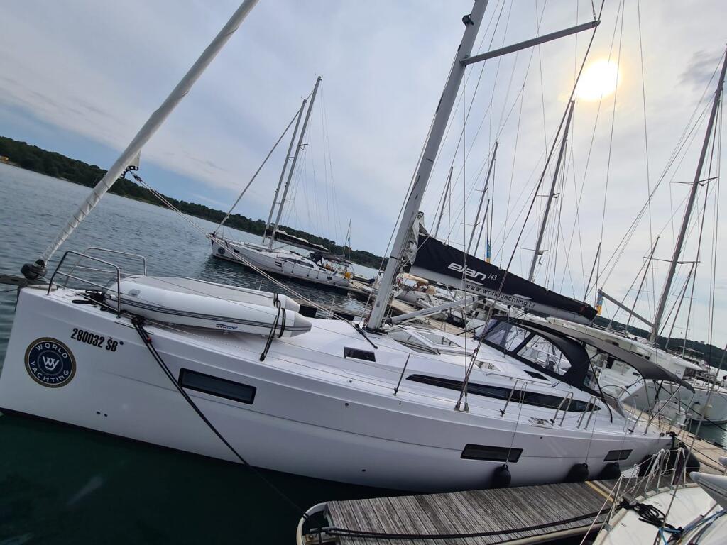 Sailing yacht 