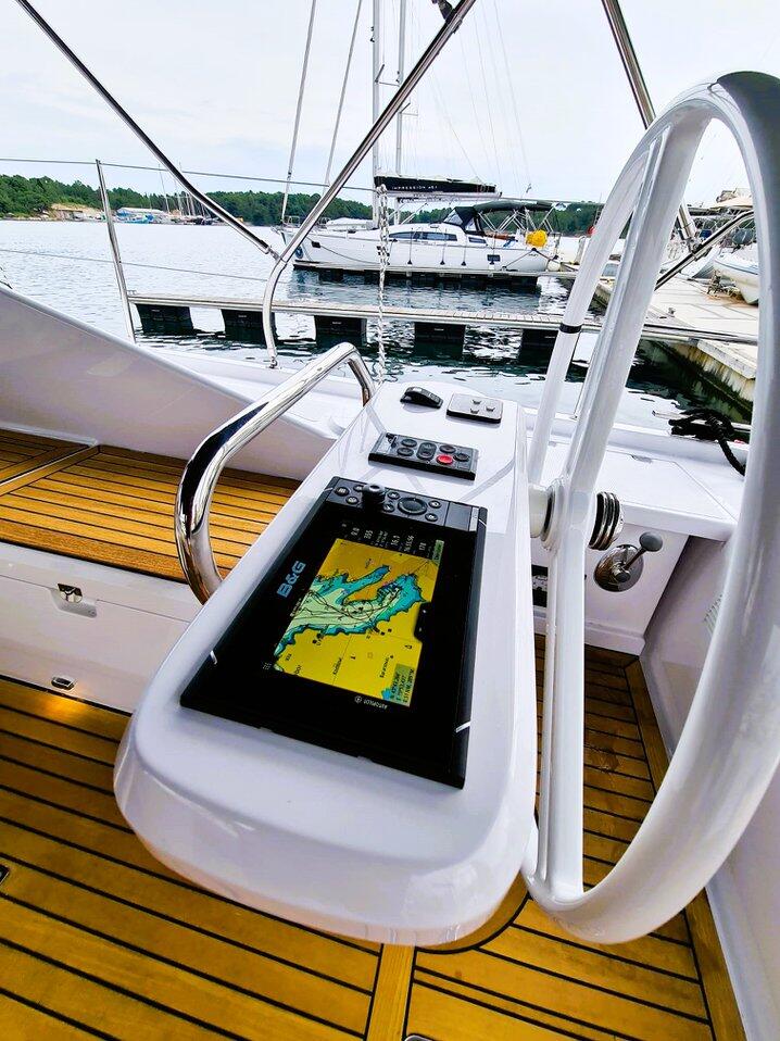 Sailing yacht 
