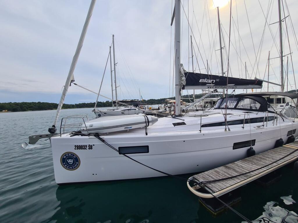 Sailing yacht 
