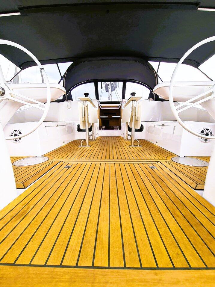 Sailing yacht 