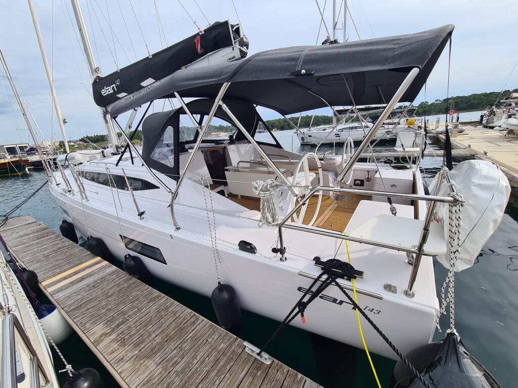Sailing yacht 