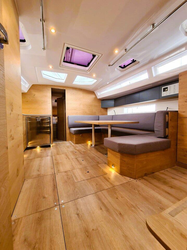 Sailing yacht 