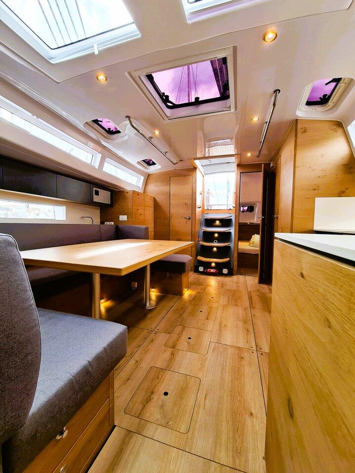 Sailing yacht 