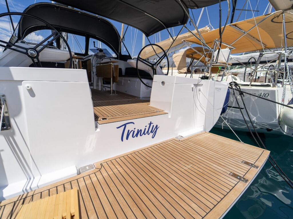 Sailing yacht 