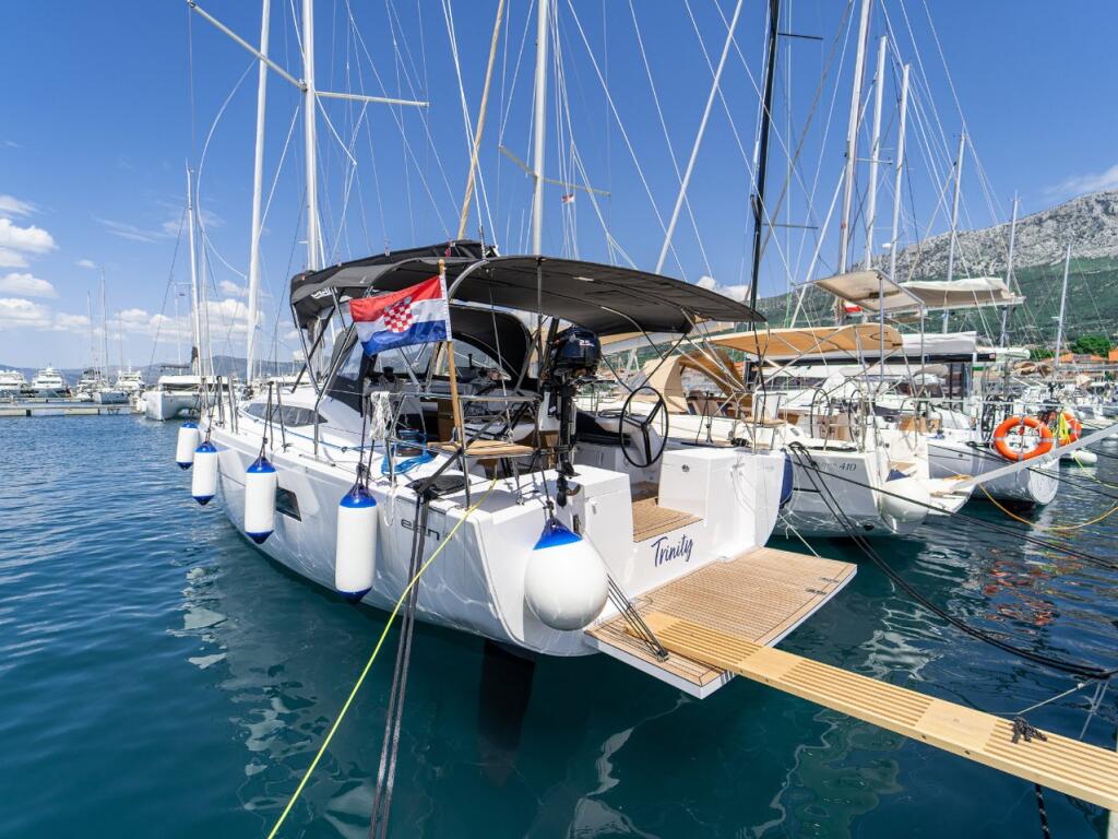Sailing yacht 