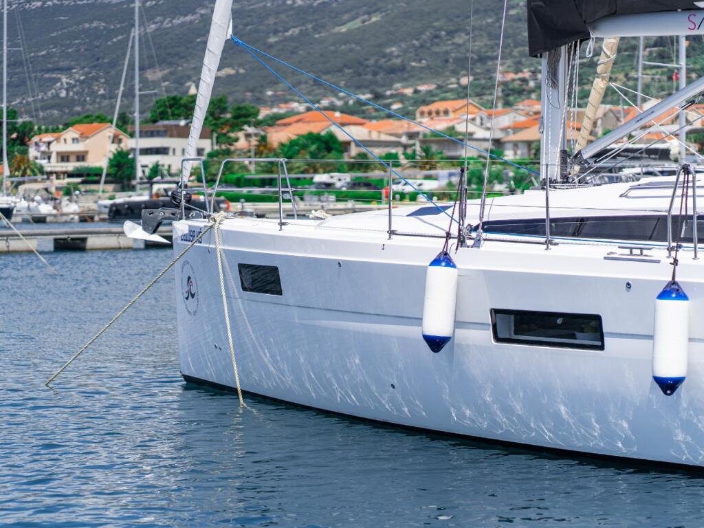 Sailing yacht 