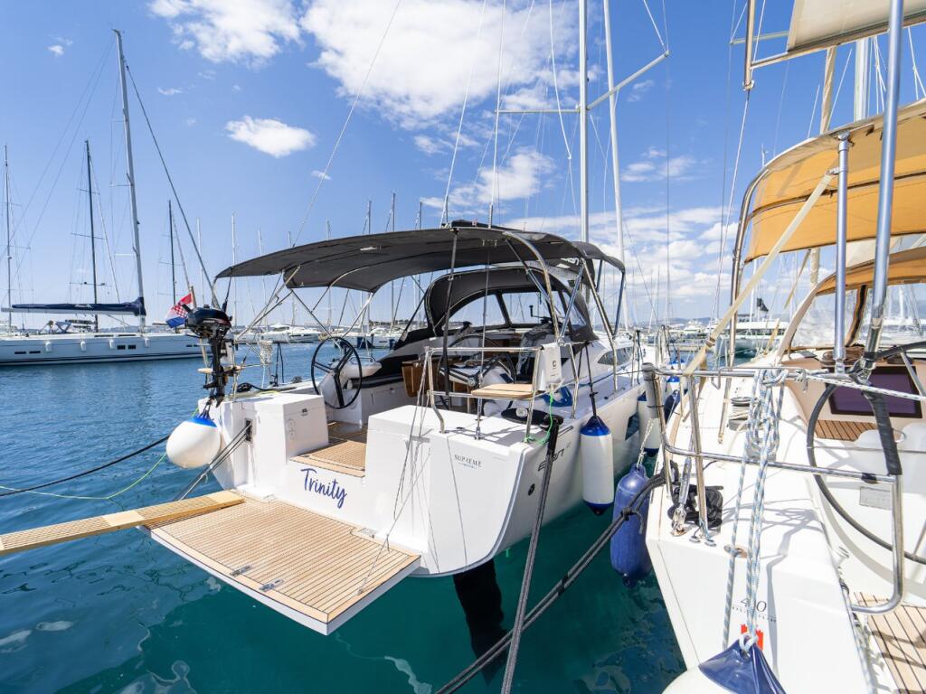 Sailing yacht 