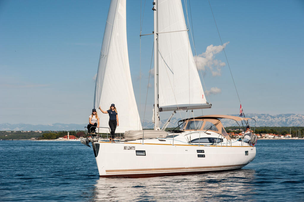 Sailing yacht 