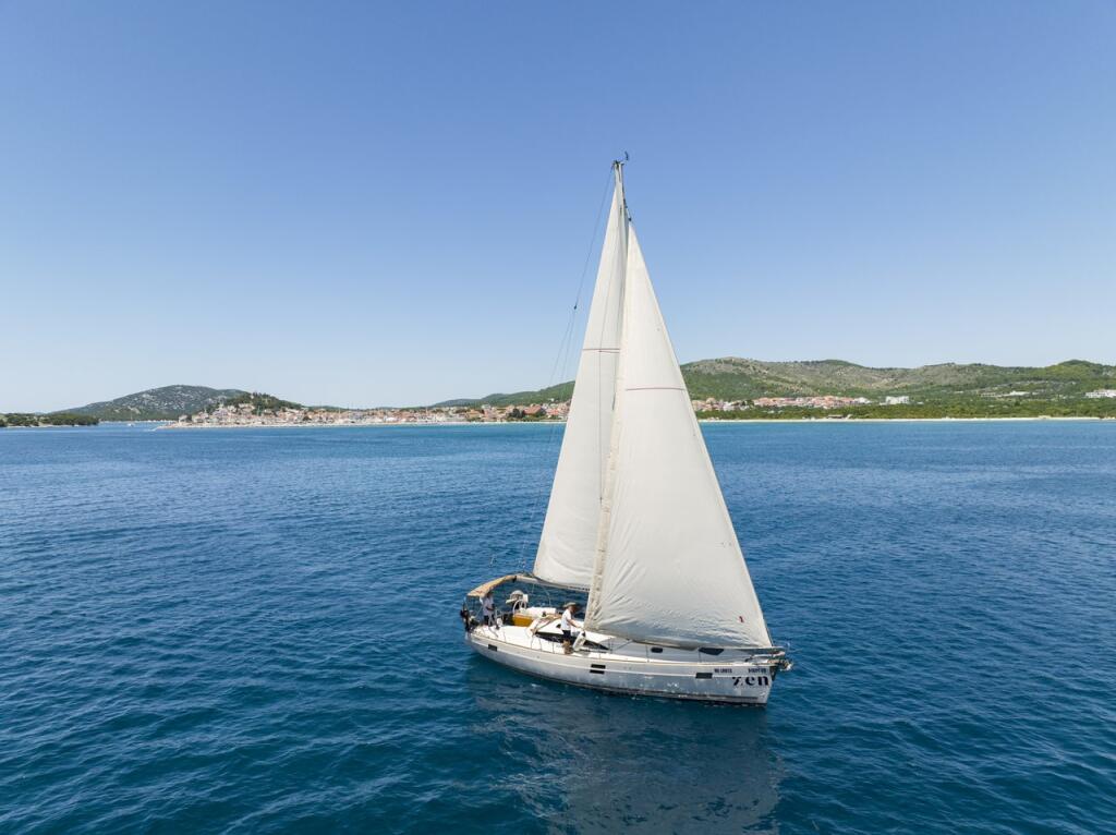 Sailing yacht 