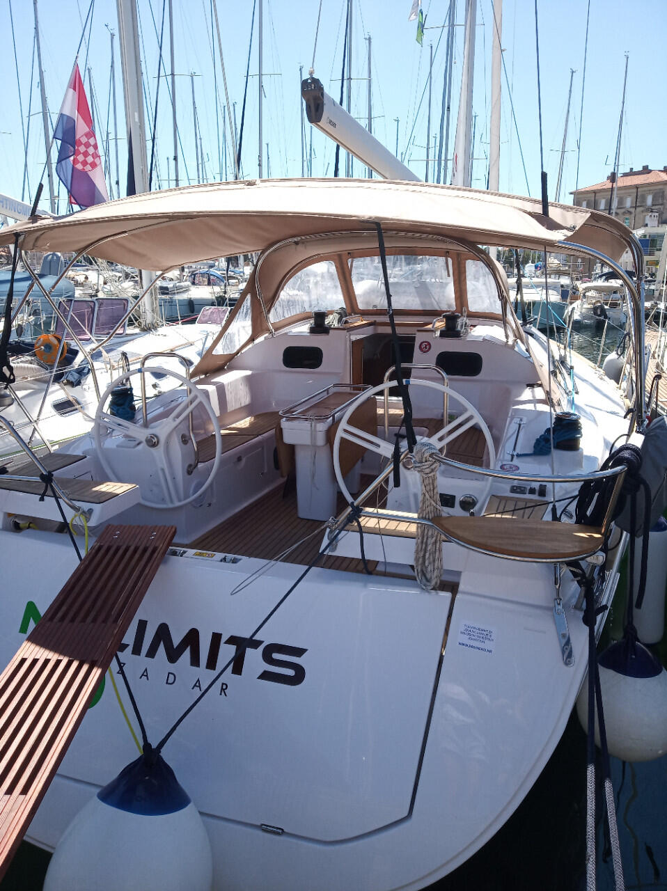Sailing yacht 