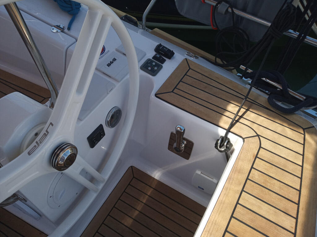 Sailing yacht 