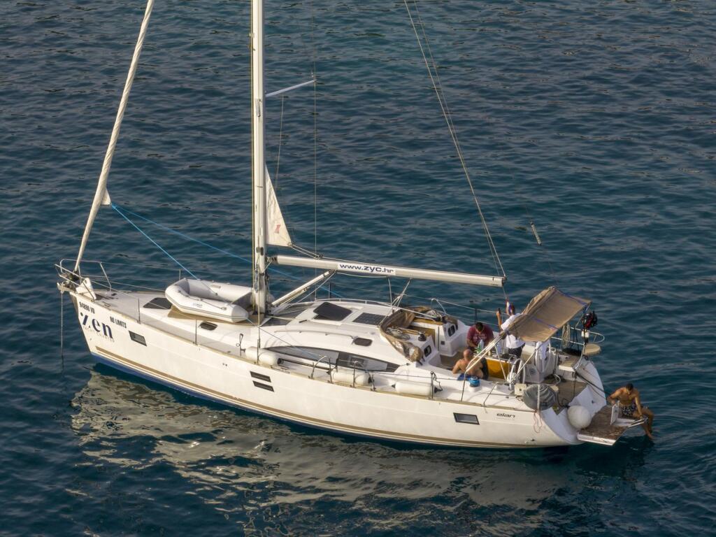 Sailing yacht 
