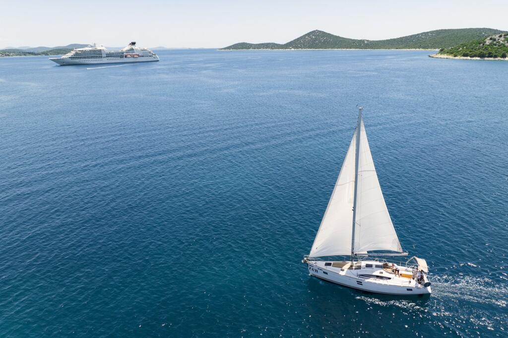 Sailing yacht 