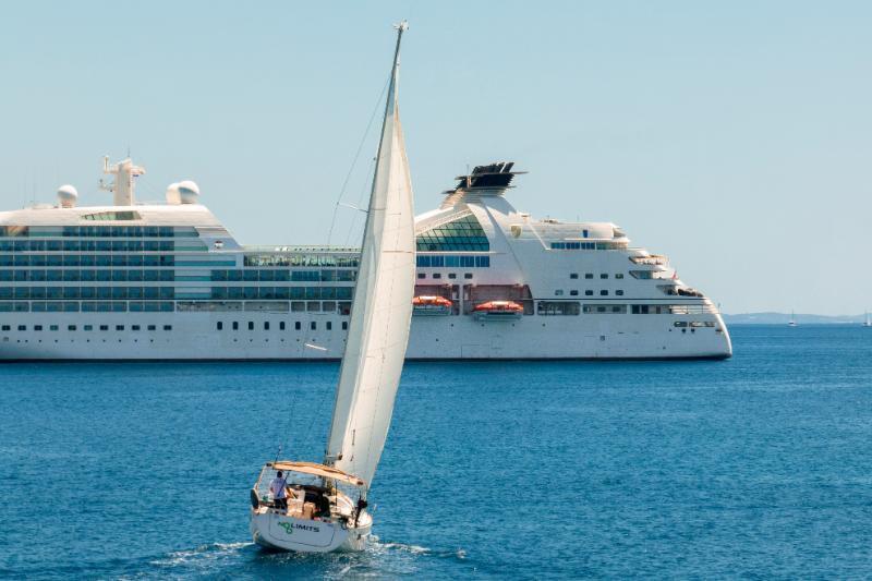Sailing yacht 