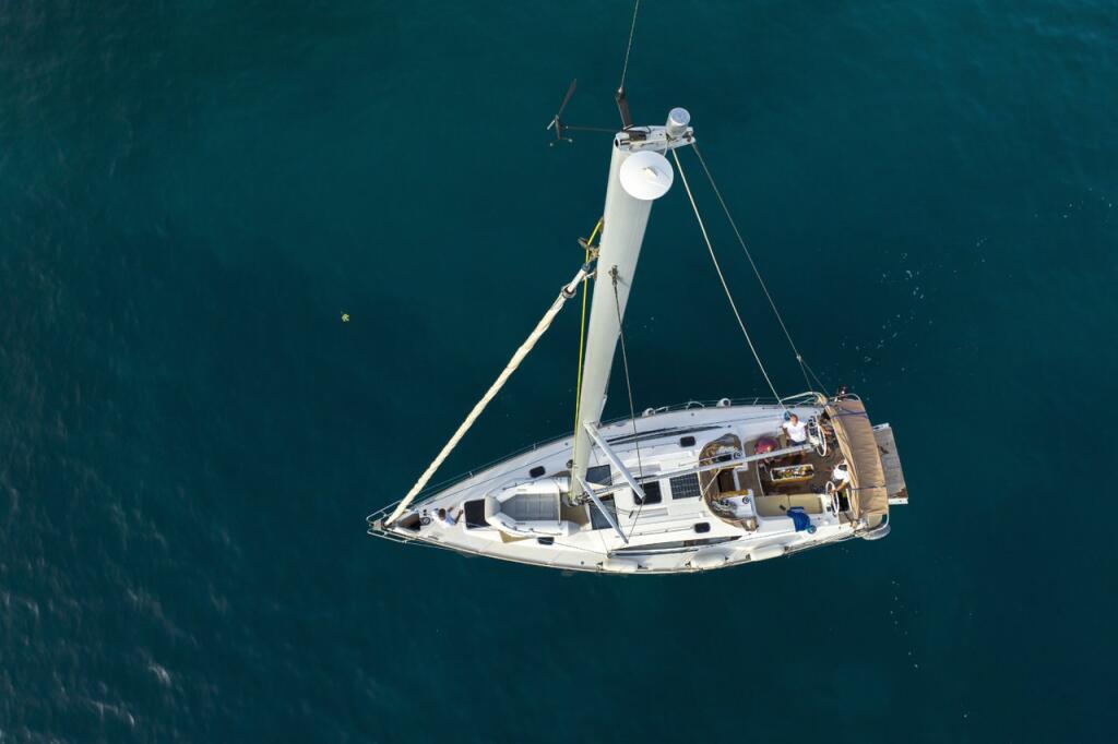 Sailing yacht 