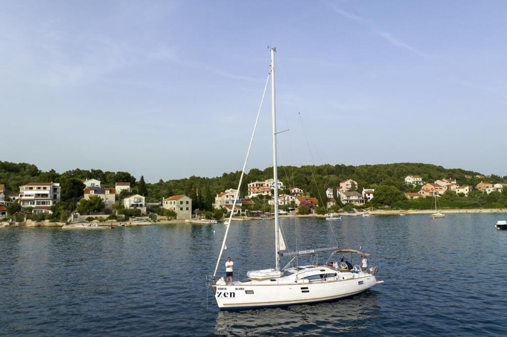 Sailing yacht 