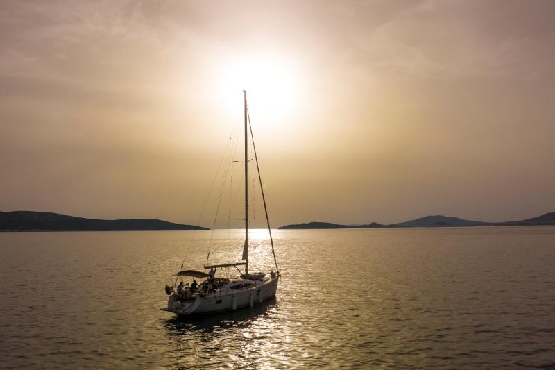 Sailing yacht 