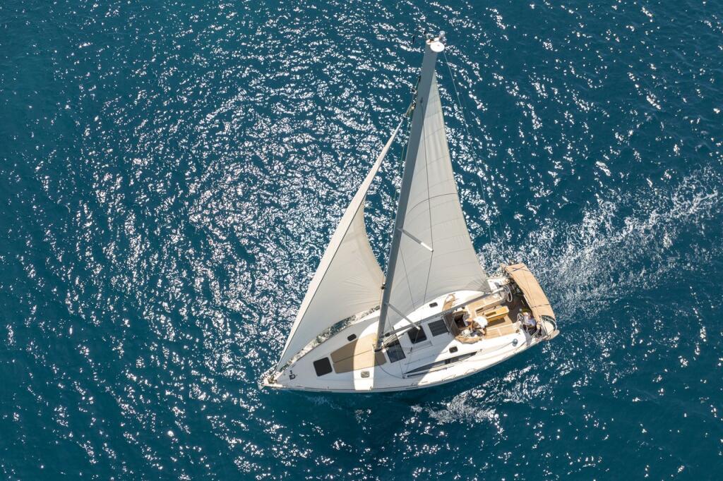 Sailing yacht 