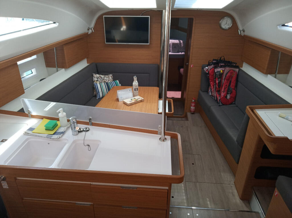 Sailing yacht 