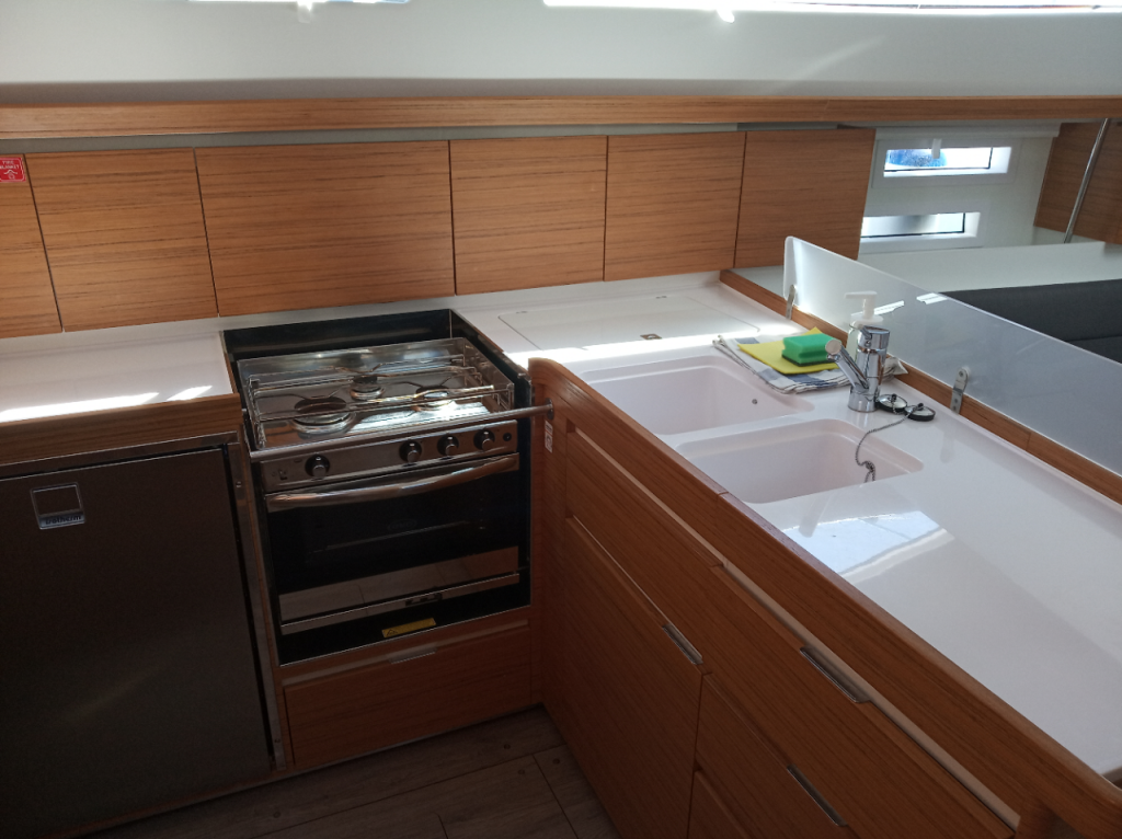 Sailing yacht 